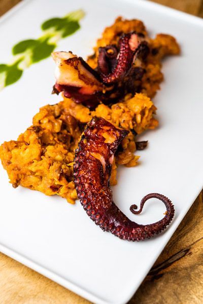 Pulpo a la brasa con patata revolcona.