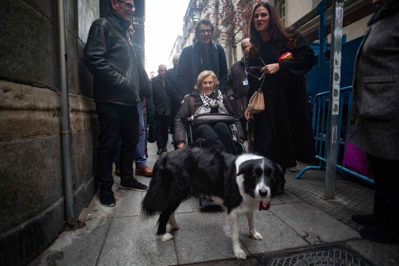 Como cada 17 de enero para celebrar al patrón de los animales, San Antonio Abad, se han congragado a las puertas de la iglesia gestionada por el padre Ángel cientos de madrileños con sus mascotas. Este año el pregón ha corrido a cargo de Eva Amaral y en el mismo ha estado presente la alcaldesa de Madrid, Manuela Carmena.