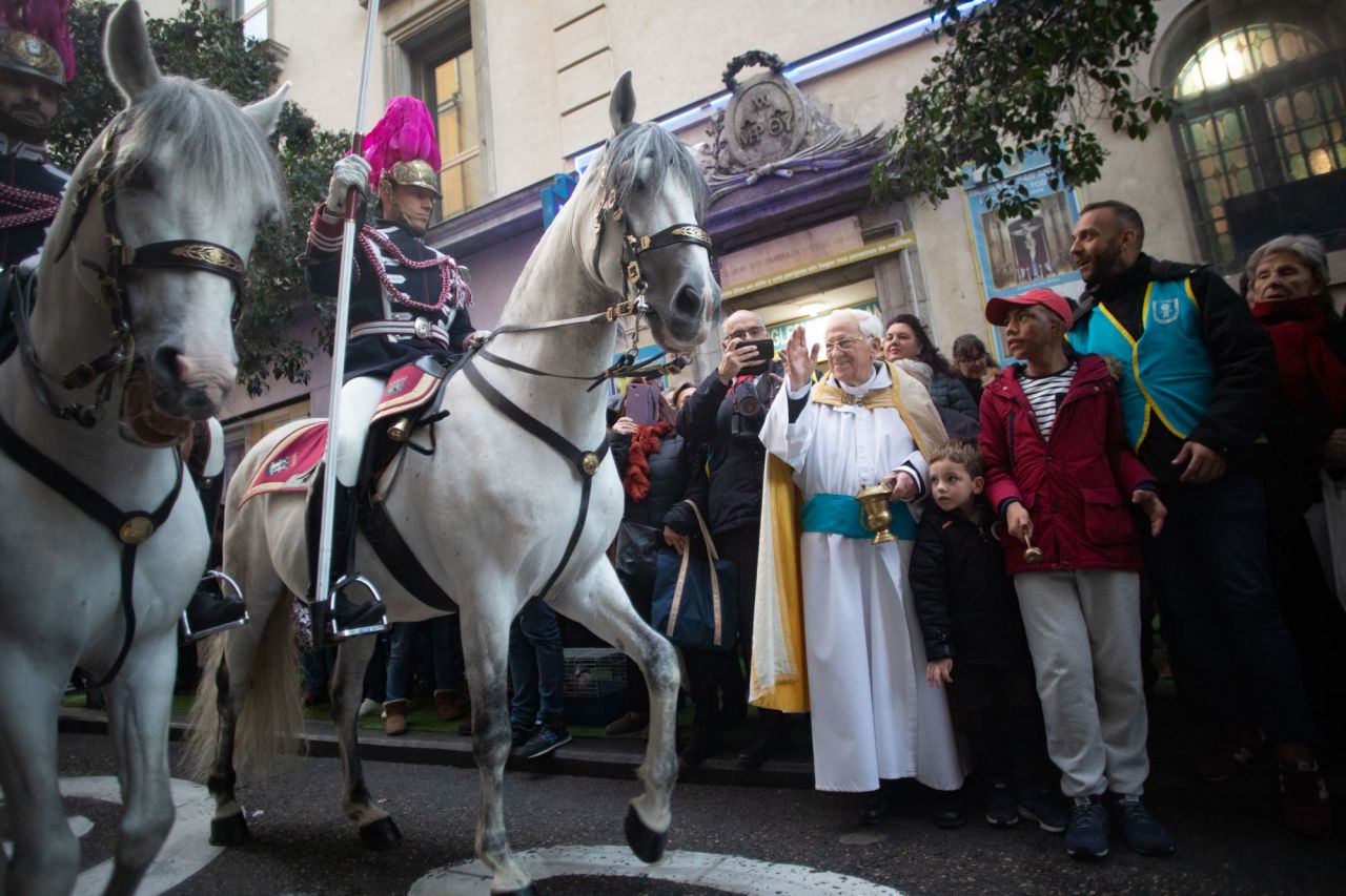 Como cada 17 de enero para celebrar al patrón de los animales, San Antonio Abad, se han congragado a las puertas de la iglesia gestionada por el padre Ángel cientos de madrileños con sus mascotas. Este año el pregón ha corrido a cargo de Eva Amaral y en el mismo ha estado presente la alcaldesa de Madrid, Manuela Carmena.