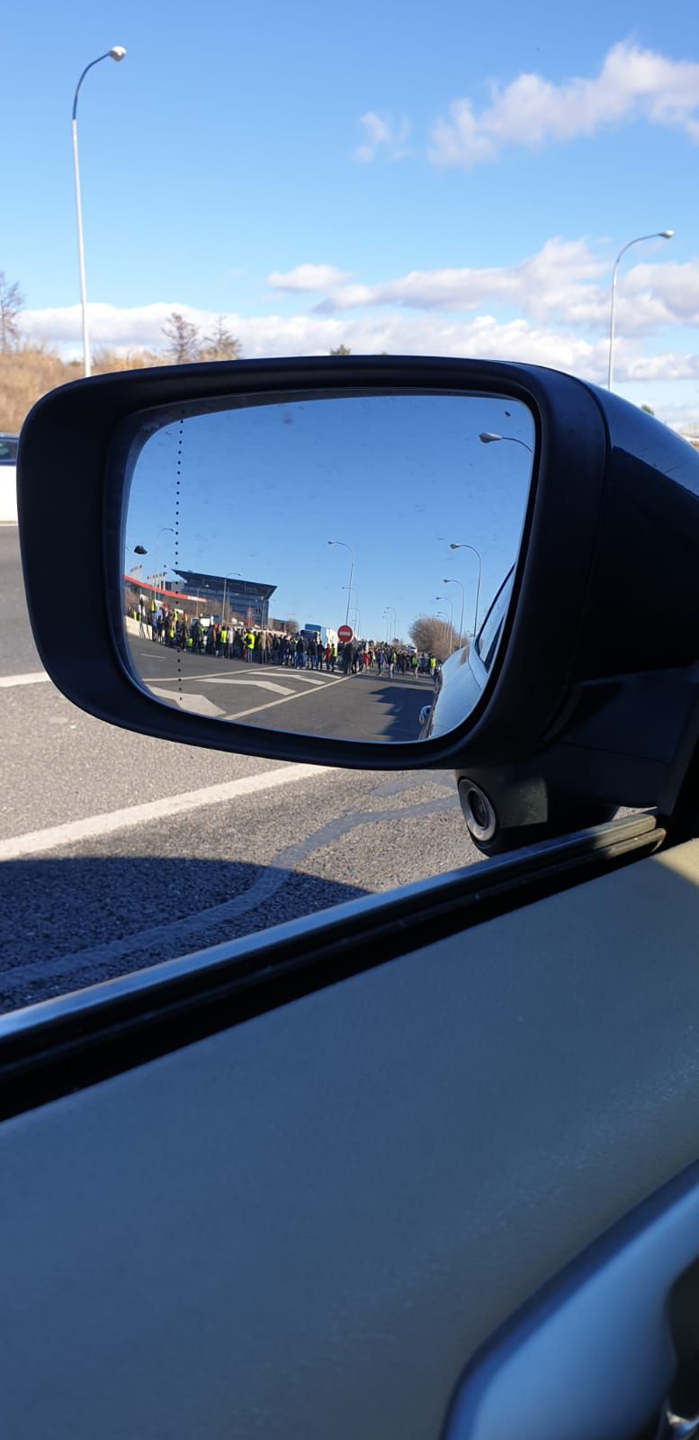 Un grupo de taxistas se salta un control policial y accede a la M-40, vía que han cortado.