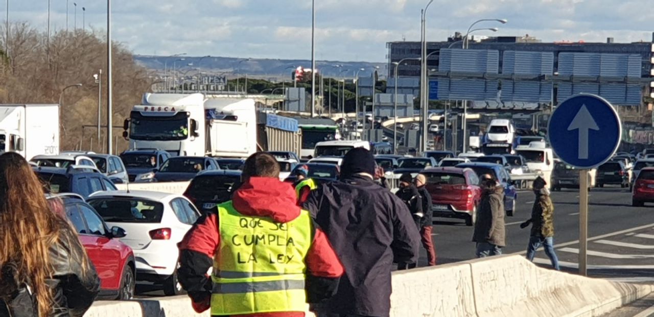 Un grupo de taxistas se salta un control policial y accede a la M-40, vía que han cortado.