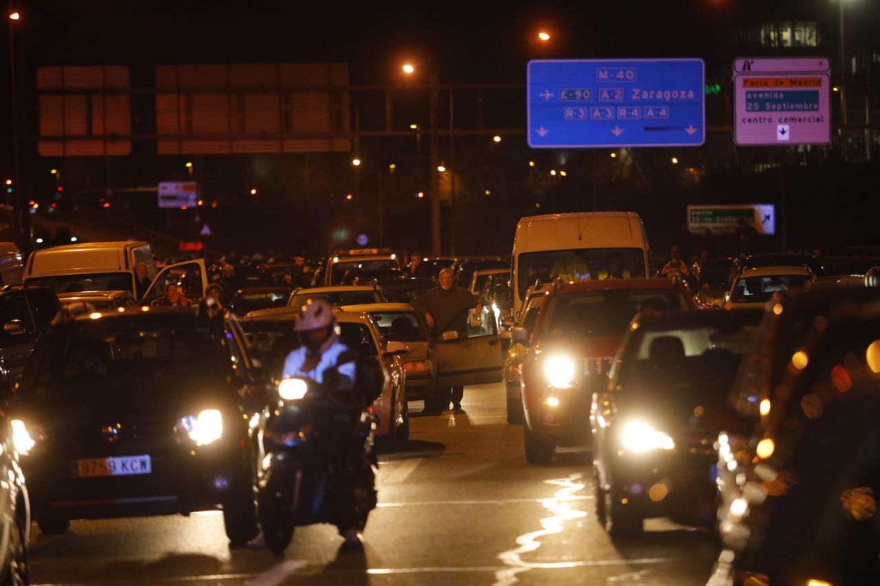 Los taxistas cortan la M-40 a la altura de Ifema.