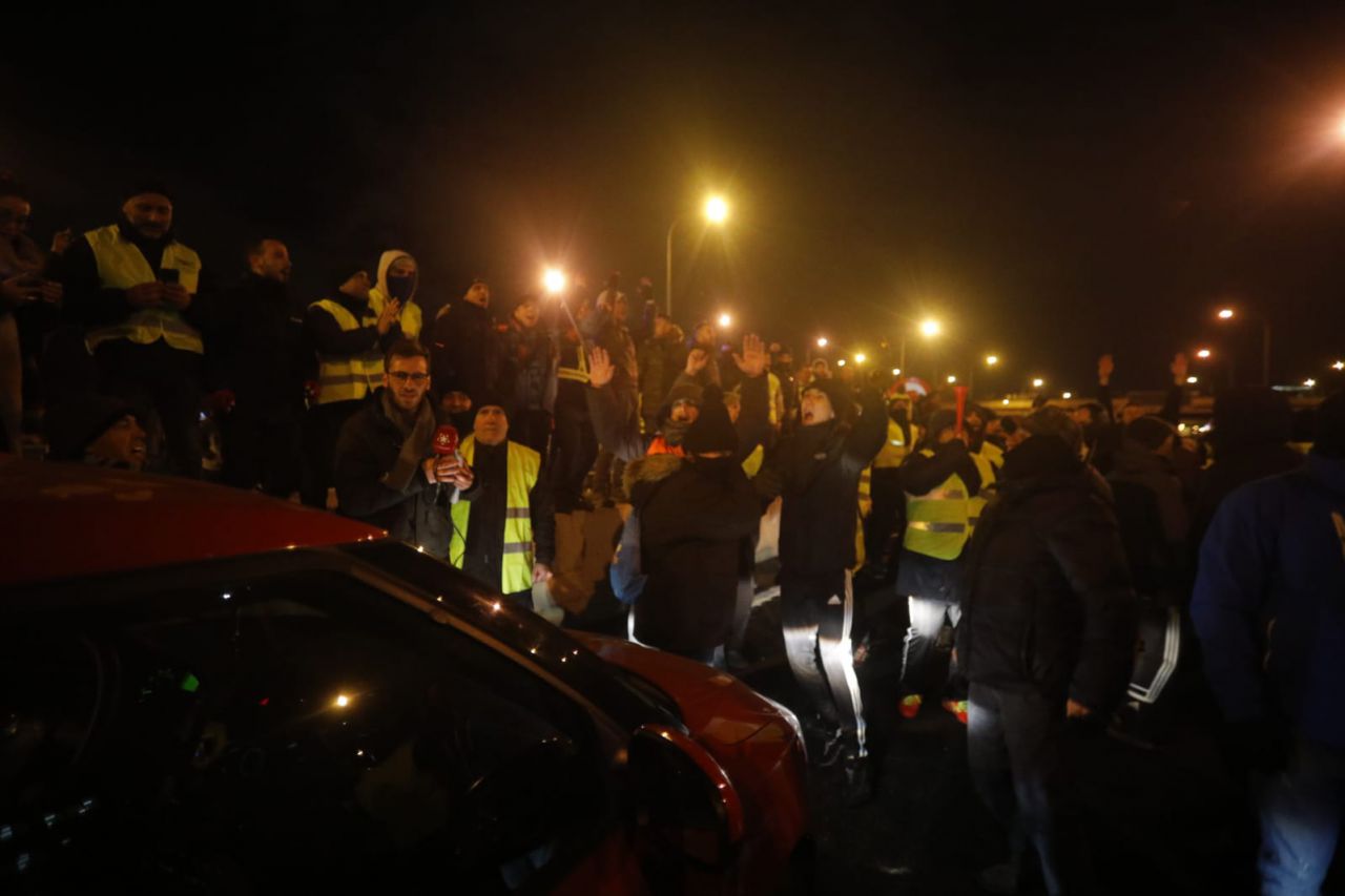 Los taxistas cortan la M-40 a la altura de Ifema.