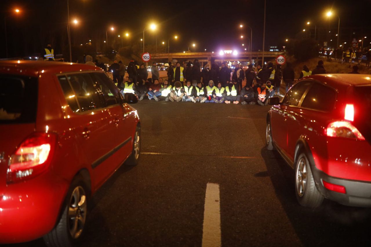 Los taxistas cortan la M-40 a la altura de Ifema.