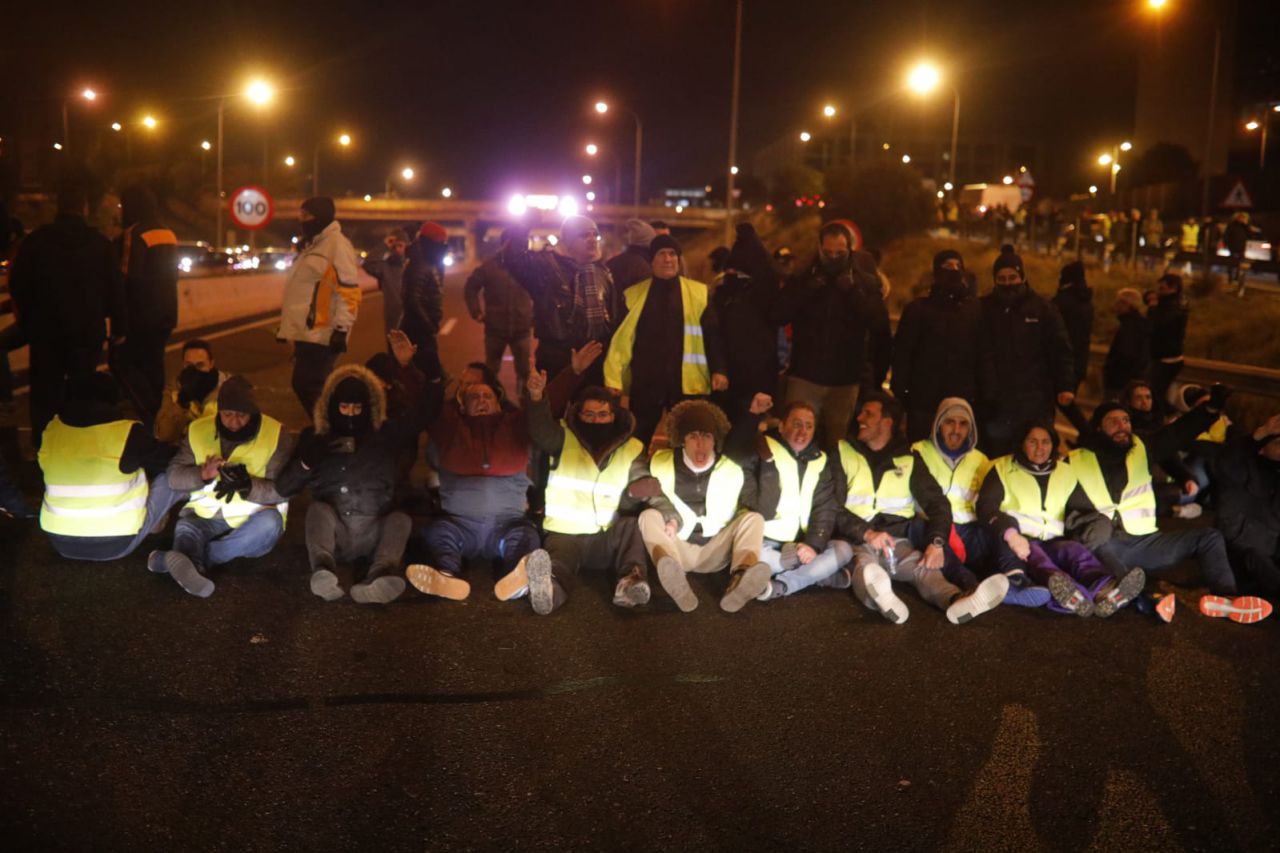 Los taxistas cortan la M-40 a la altura de Ifema.