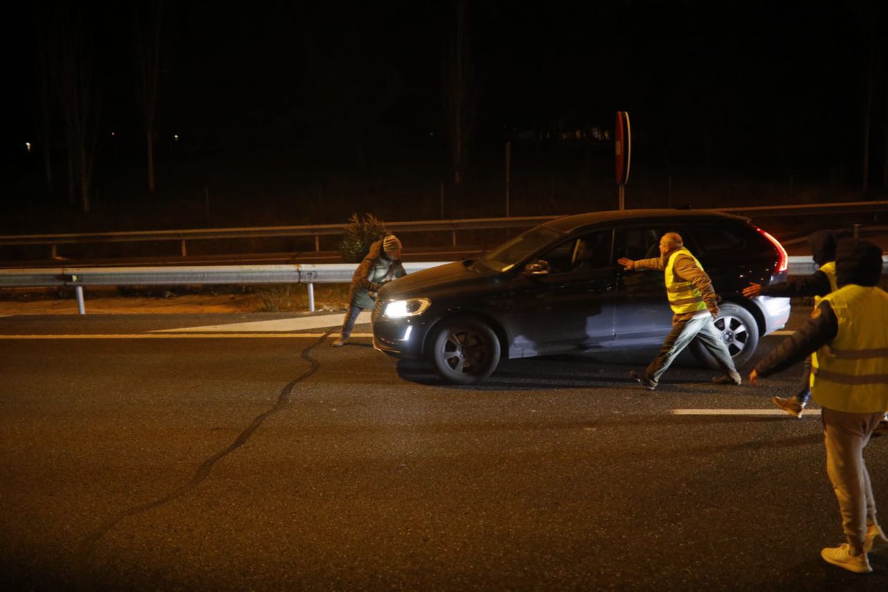Los taxistas cortan la M-40 a la altura de Ifema.