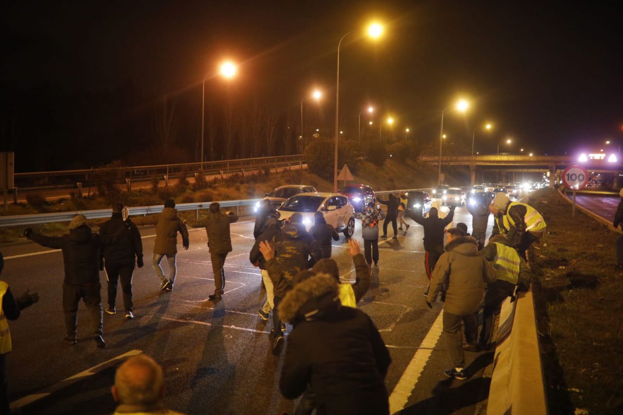 Los taxistas cortan la M-40 a la altura de Ifema.