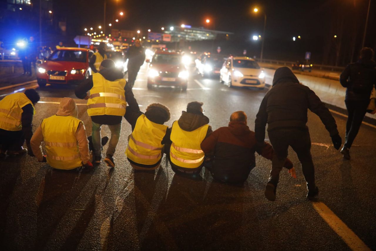 Los taxistas cortan la M-40 a la altura de Ifema.