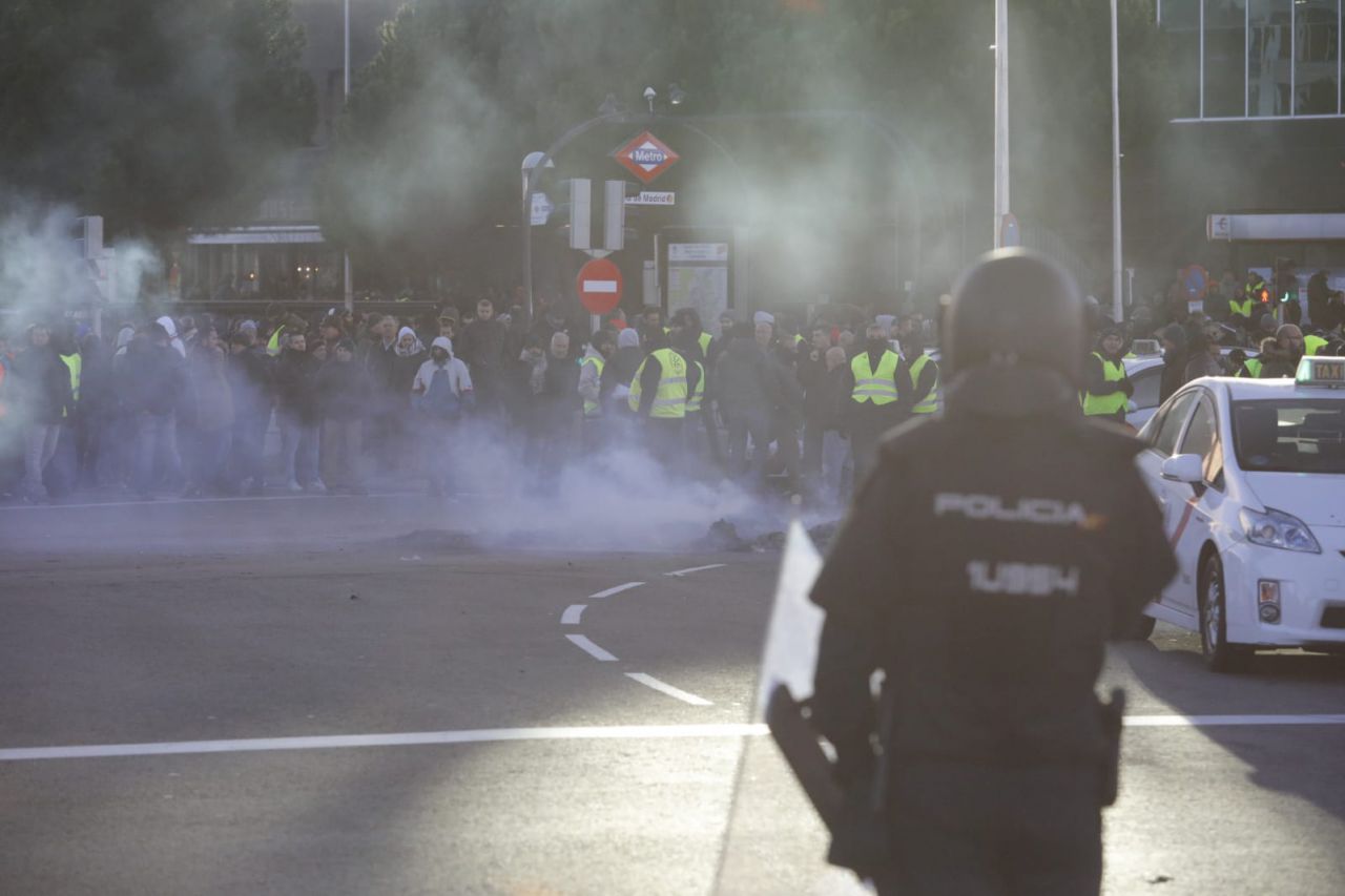 La Policía trata de facilitar el acceso a Ifema a público, trabajadores y expositores ante los disturbios provocados por los taxistas