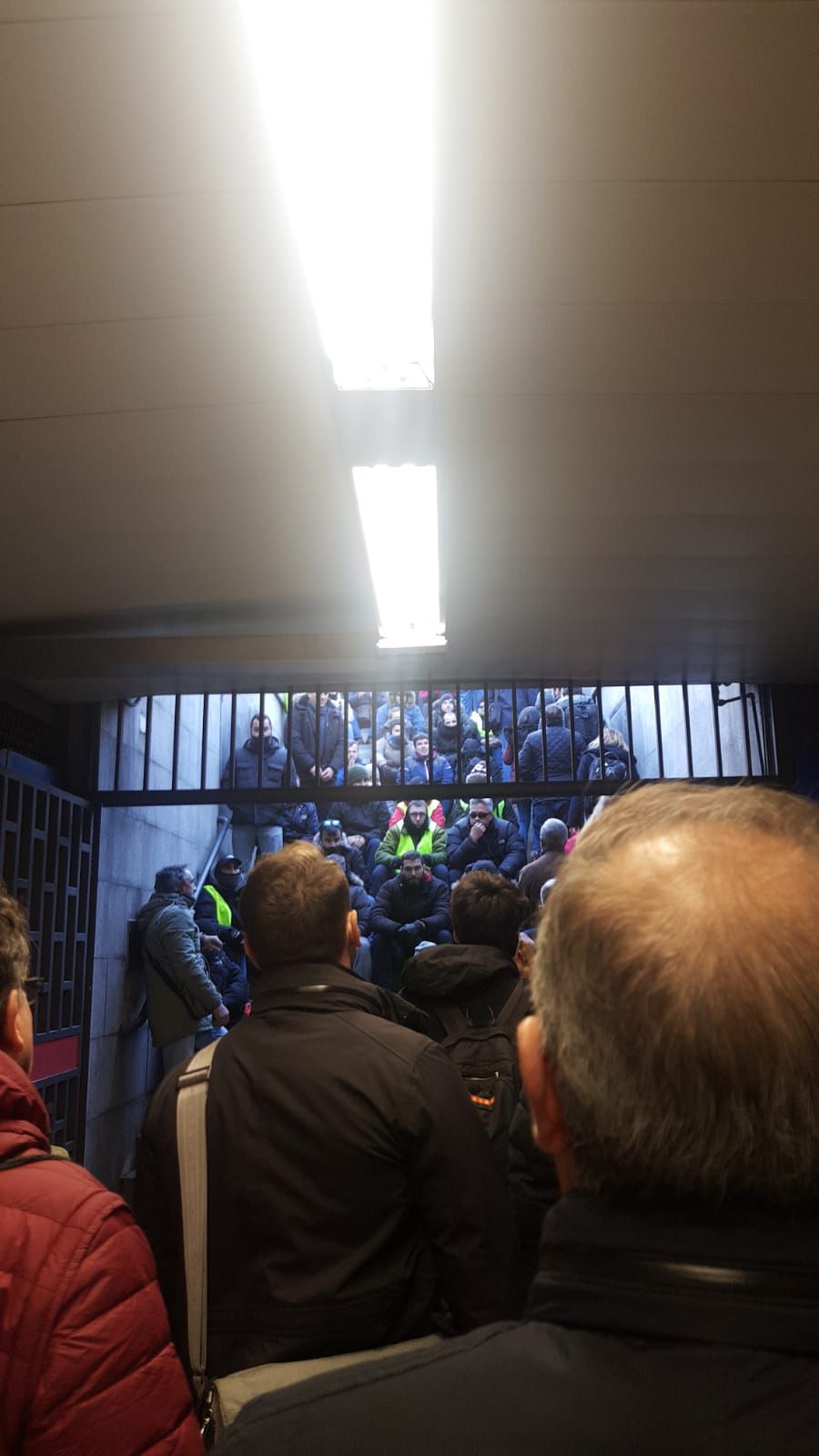 Los taxistas se han sentado en las escaleras de salida de la estación de Metro de Feria de Madrid para bloquear el acceso a Fitur