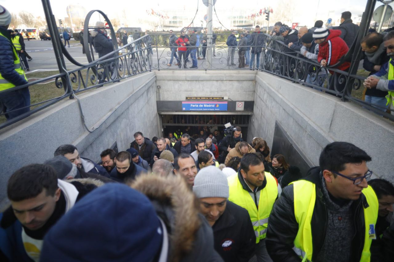 Además, han bloqueado la salida de la estación.