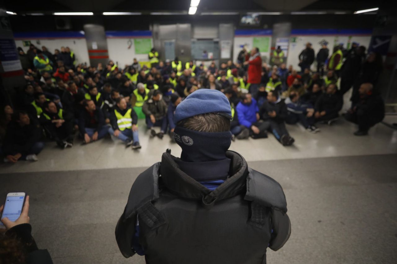 Los taxistas Han protagonizado una sentada en el interior del Metro de Feria de Madrid, provocando colapsos en la estación