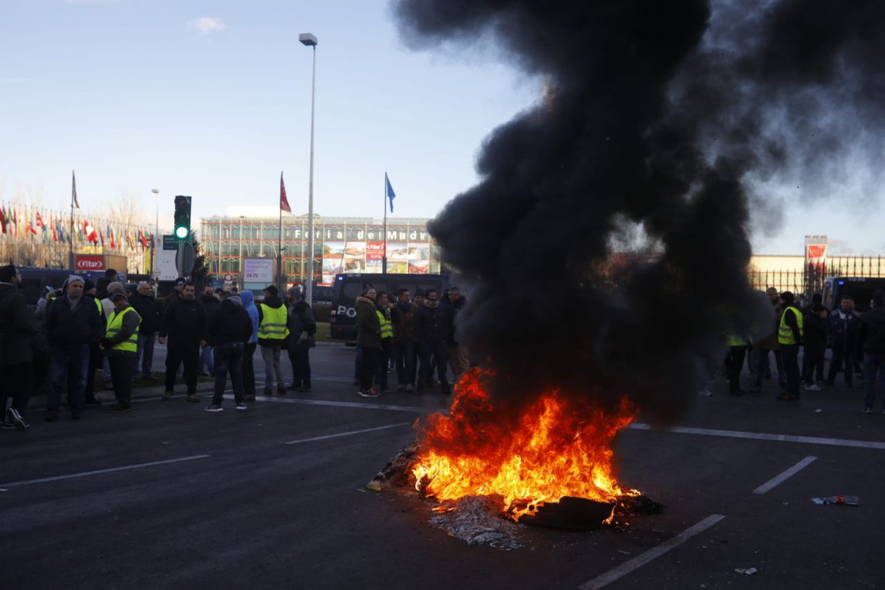 También han vuelto a prender hogueras en mitad de la calzada en los accesos a Ifema