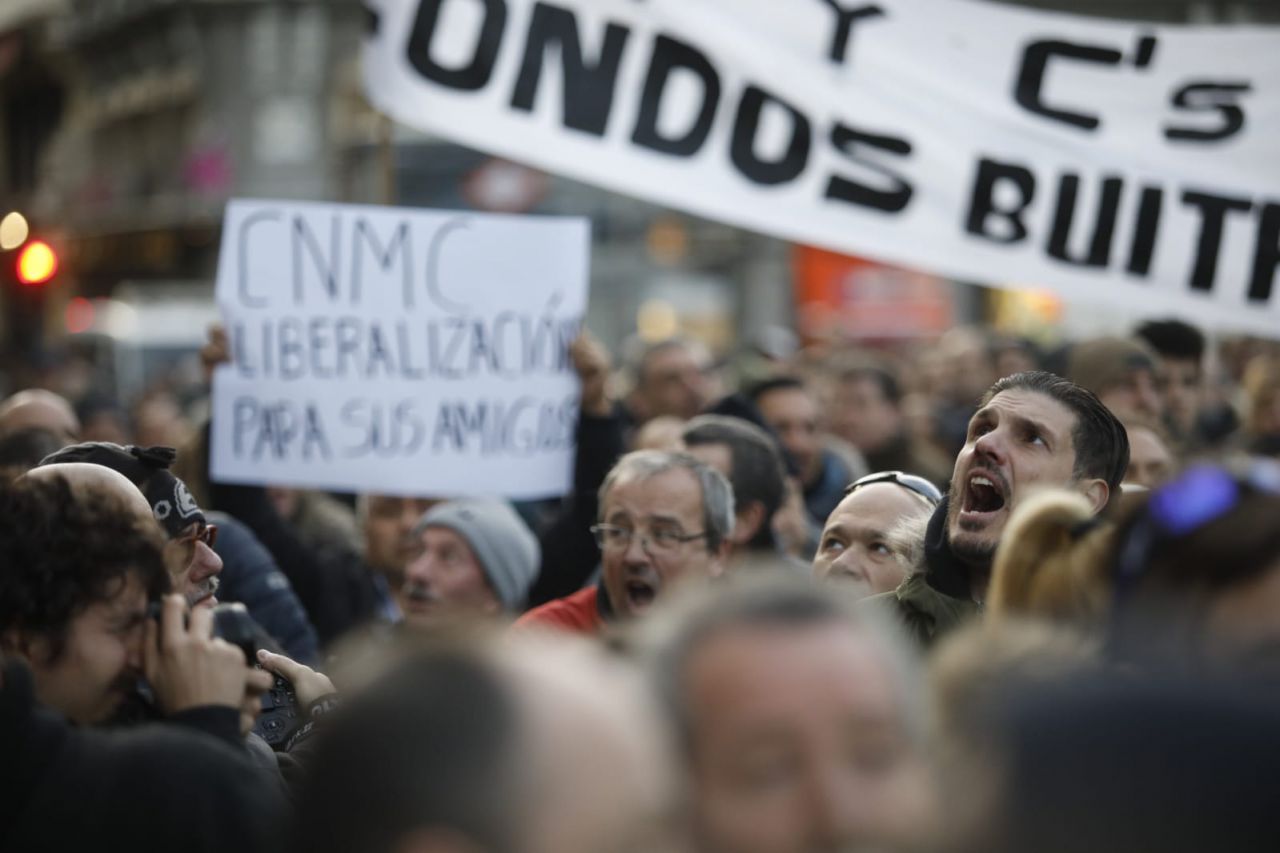 Los taxistas trasladan la manifestación a la Puerta del Sol.