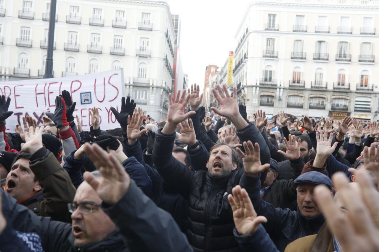 Los taxistas trasladan la manifestación a la Puerta del Sol.