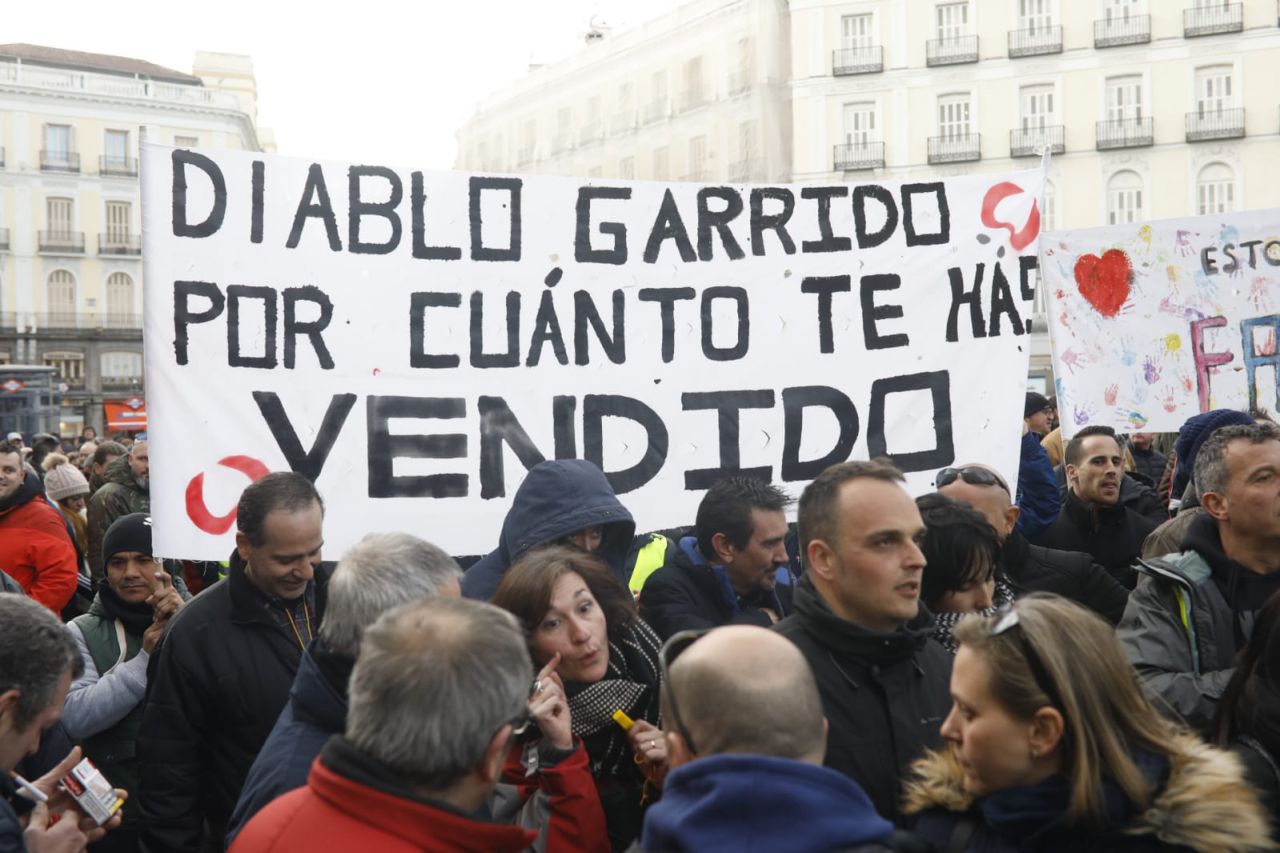 Los taxistas trasladan la manifestación a la Puerta del Sol.