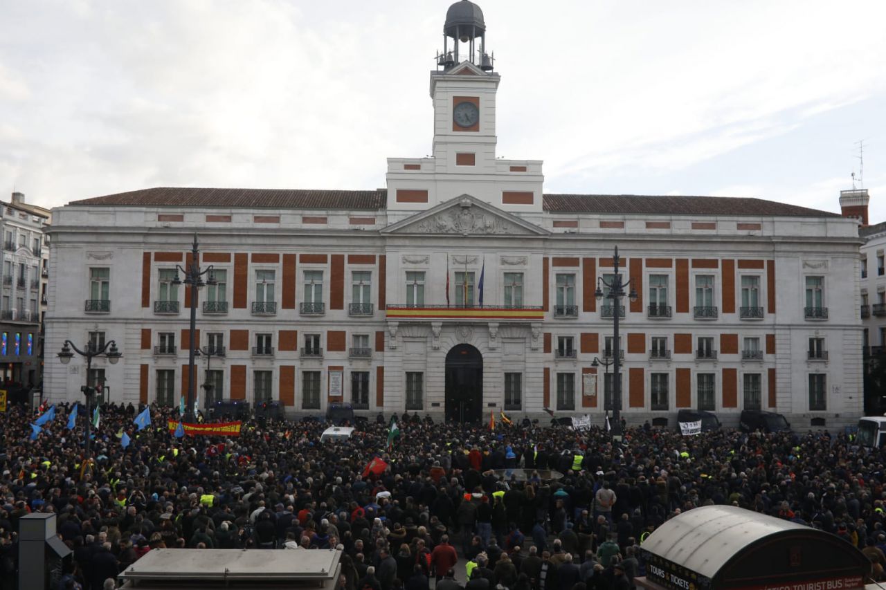 Los taxistas trasladan la manifestación a la Puerta del Sol.
