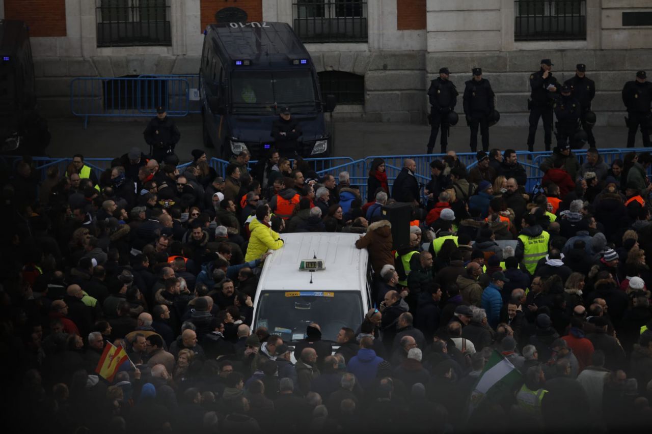 Los taxistas trasladan la manifestación a la Puerta del Sol.