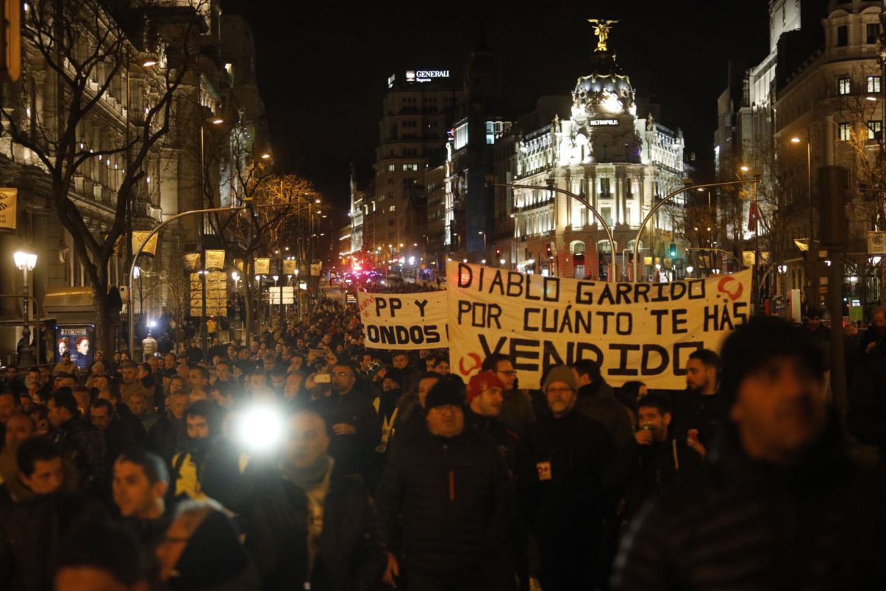 Los taxistas marchan desde la Puerta del Sol hasta el Palacio de los Deportes. En la foto, bajando por la calle Alcalá hacia Cibeles.