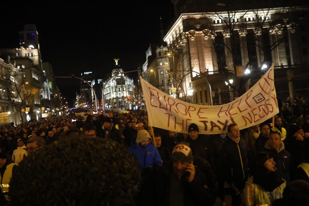 Los taxistas marchan desde la Puerta del Sol hasta el Palacio de los Deportes. En la foto, bajando por la calle Alcalá hacia Cibeles.