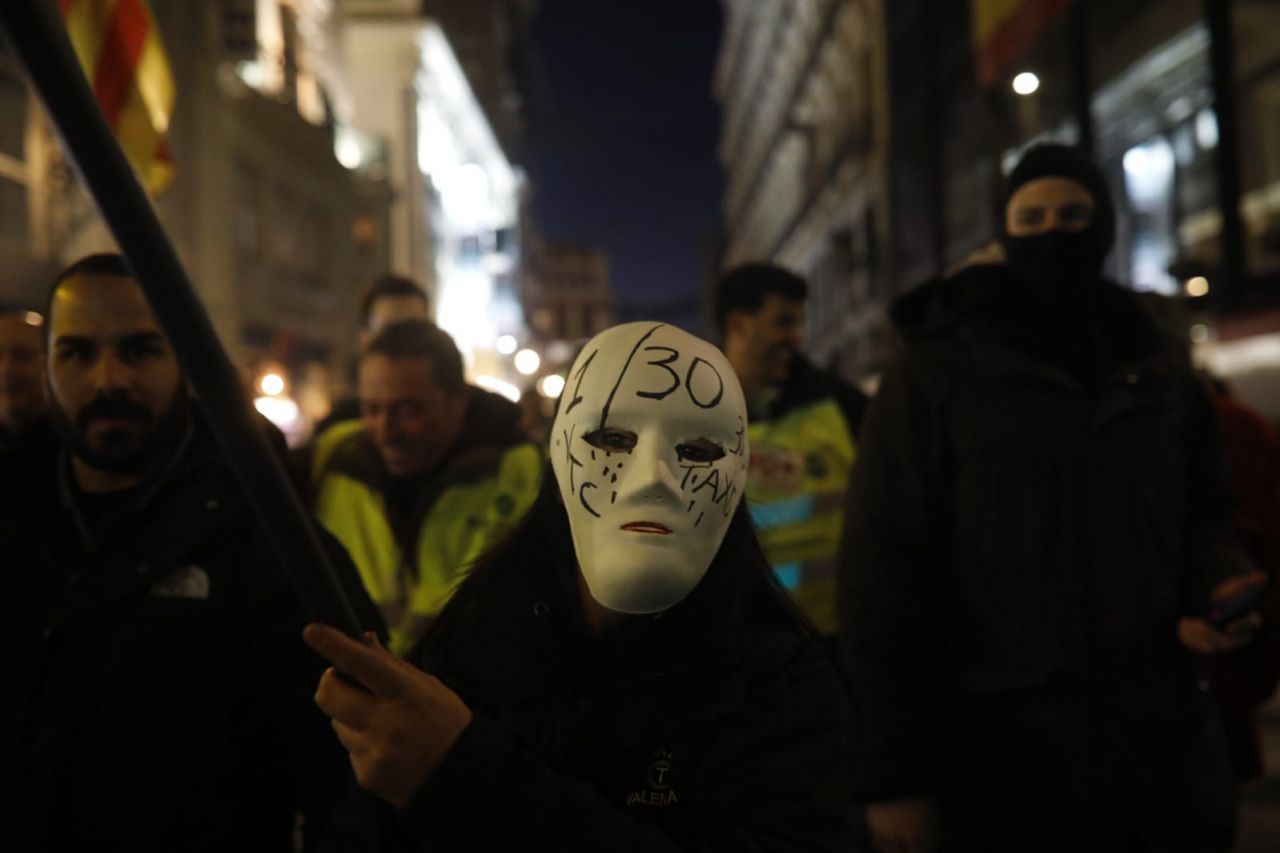 Los taxistas marchan desde la Puerta del Sol hasta el Palacio de los Deportes. En la foto, bajando por la calle Alcalá hacia Cibeles.