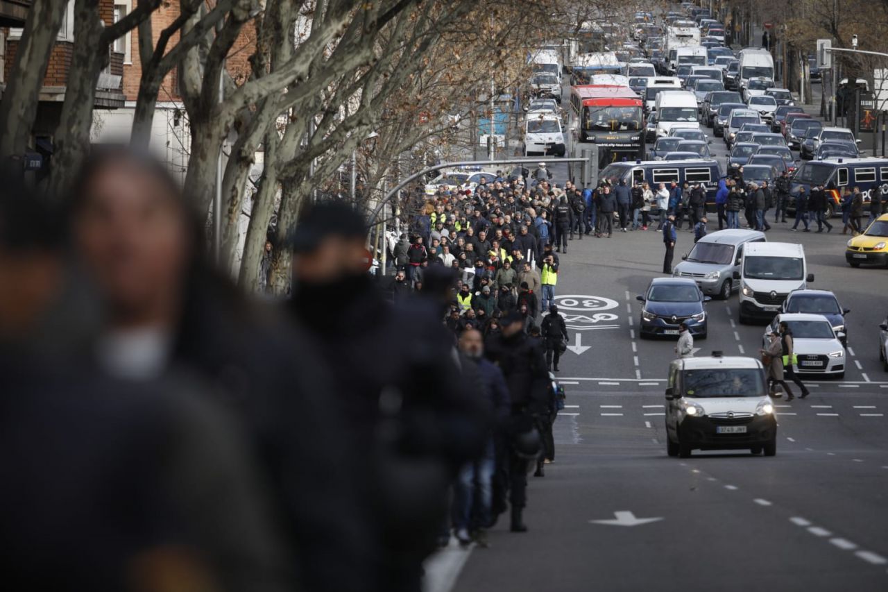 Los taxistas caminan por la calle Calle María de Molina y Serrano en una manifestación que ha partido de la sede de UGT y se ha dirigido a la del PP.