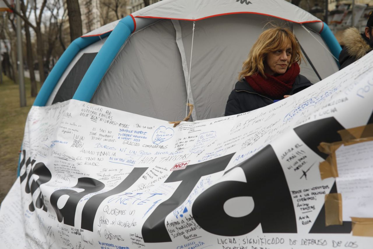 En su camino a Génova, los manifestantes han visitado la pequeña acampada de los taxistas que permanecen en el Paseo de la Castellana en huelga de hambre