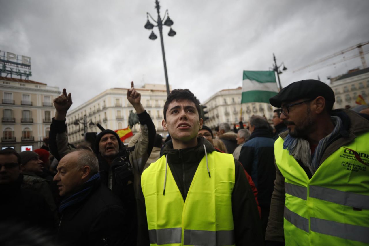 Los taxistas se manifiestan ante la Real Casa de Correos, en la Puerta del Sol.