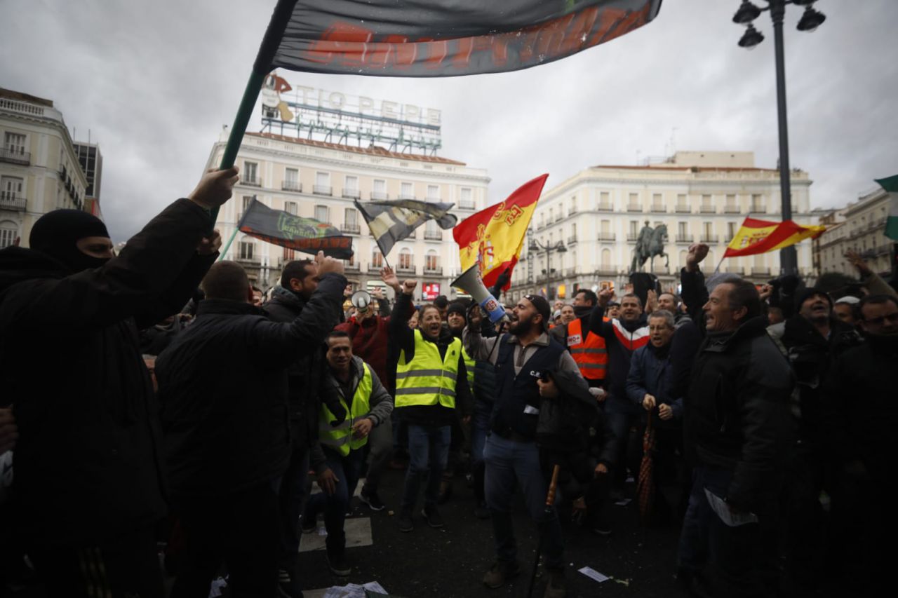 Los taxistas se manifiestan ante la Real Casa de Correos, en la Puerta del Sol.
