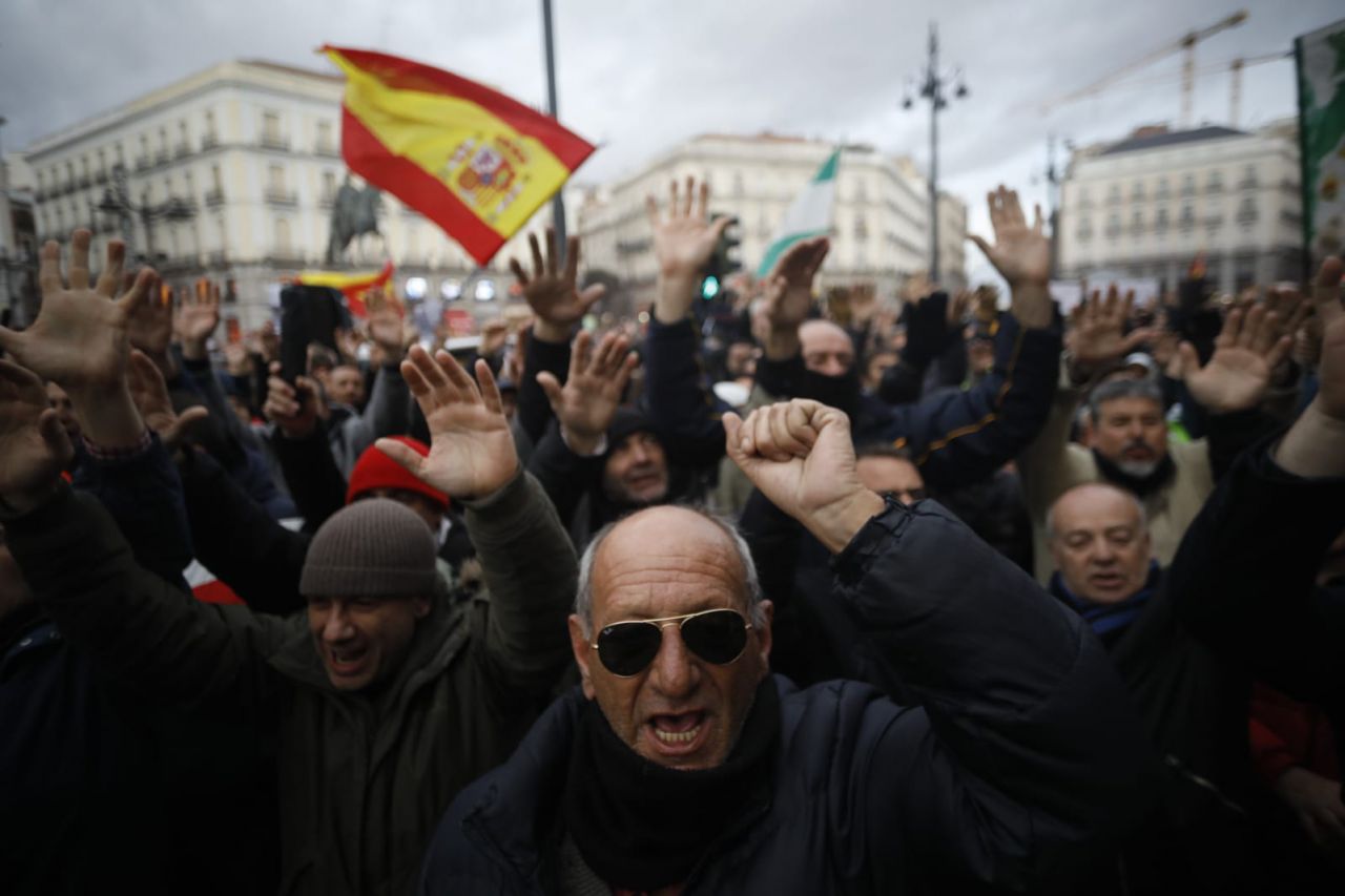 Los taxistas se manifiestan ante la Real Casa de Correos, en la Puerta del Sol.