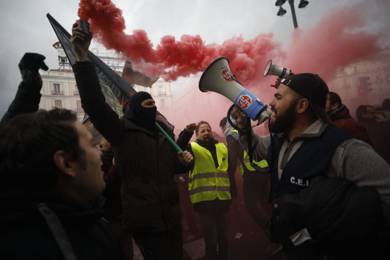Los taxistas se manifiestan ante la Real Casa de Correos, en la Puerta del Sol.