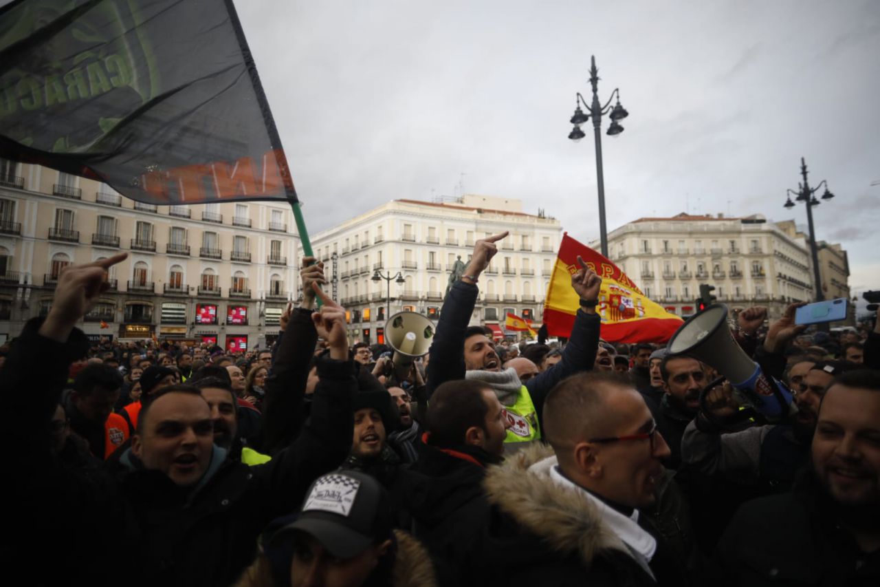 Los taxistas se manifiestan ante la Real Casa de Correos, en la Puerta del Sol.