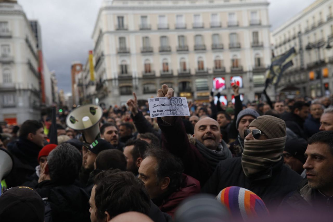 Los taxistas se manifiestan ante la Real Casa de Correos, en la Puerta del Sol.