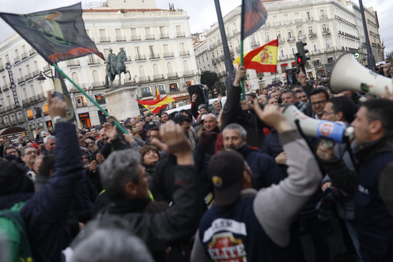 Los taxistas se manifiestan ante la Real Casa de Correos, en la Puerta del Sol.