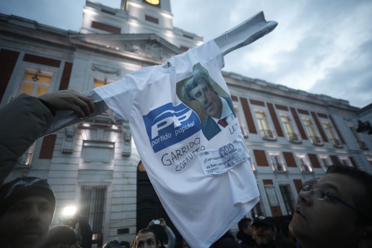 Los taxistas queman una camiseta con la imagen de Ángel Garrido frente a la Casa de Correos en Sol. 