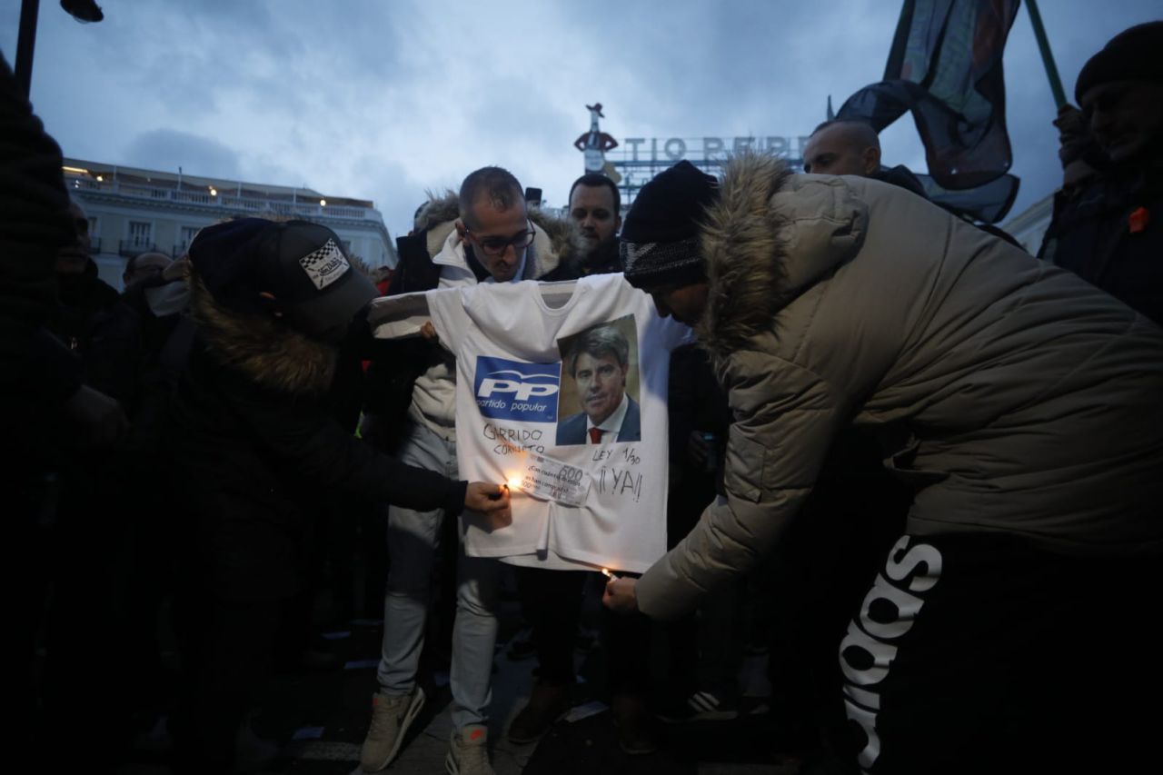 Los taxistas queman una camiseta con la imagen de Ángel Garrido frente a la Casa de Correos en Sol. 