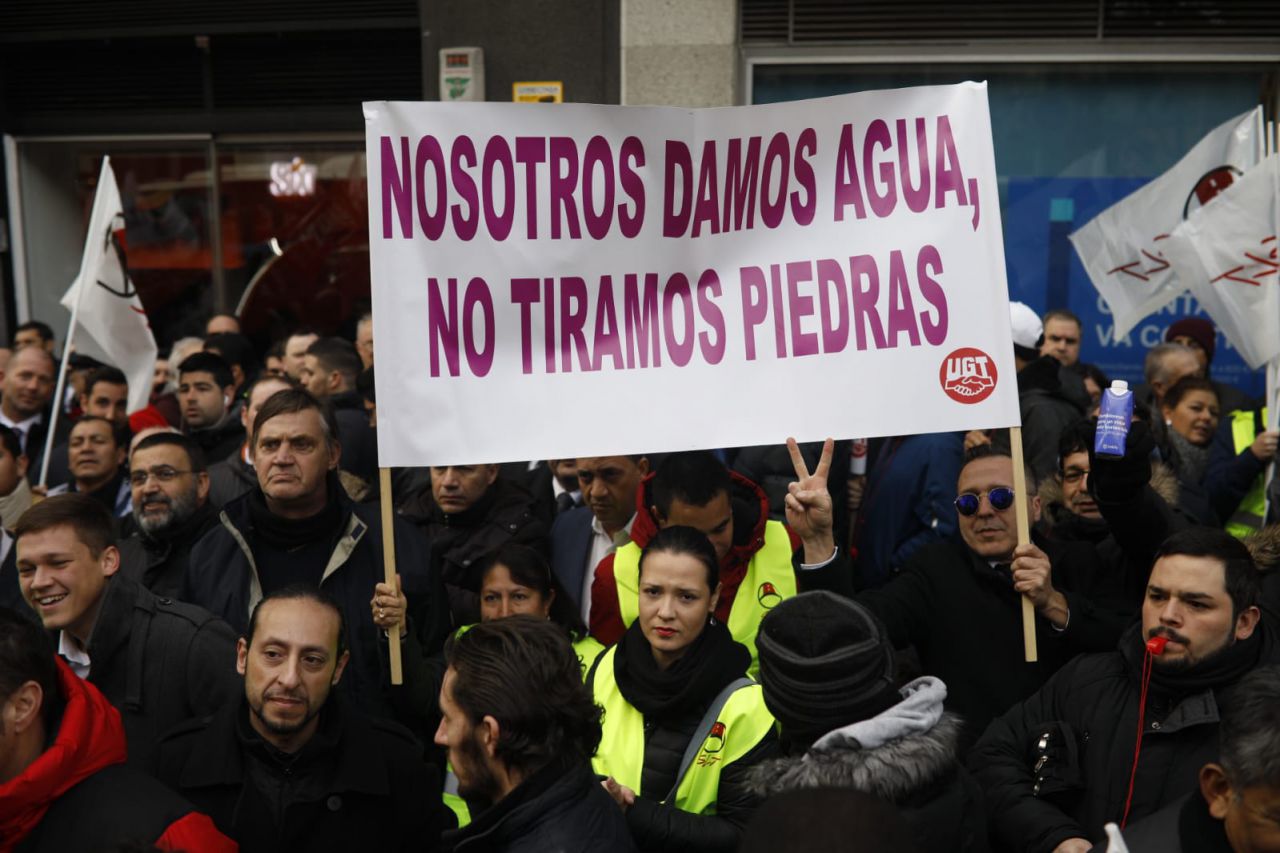 La sede de Podemos, en la calle Princesa, ha sido la primera parada de la protesta de los conductores de VTC