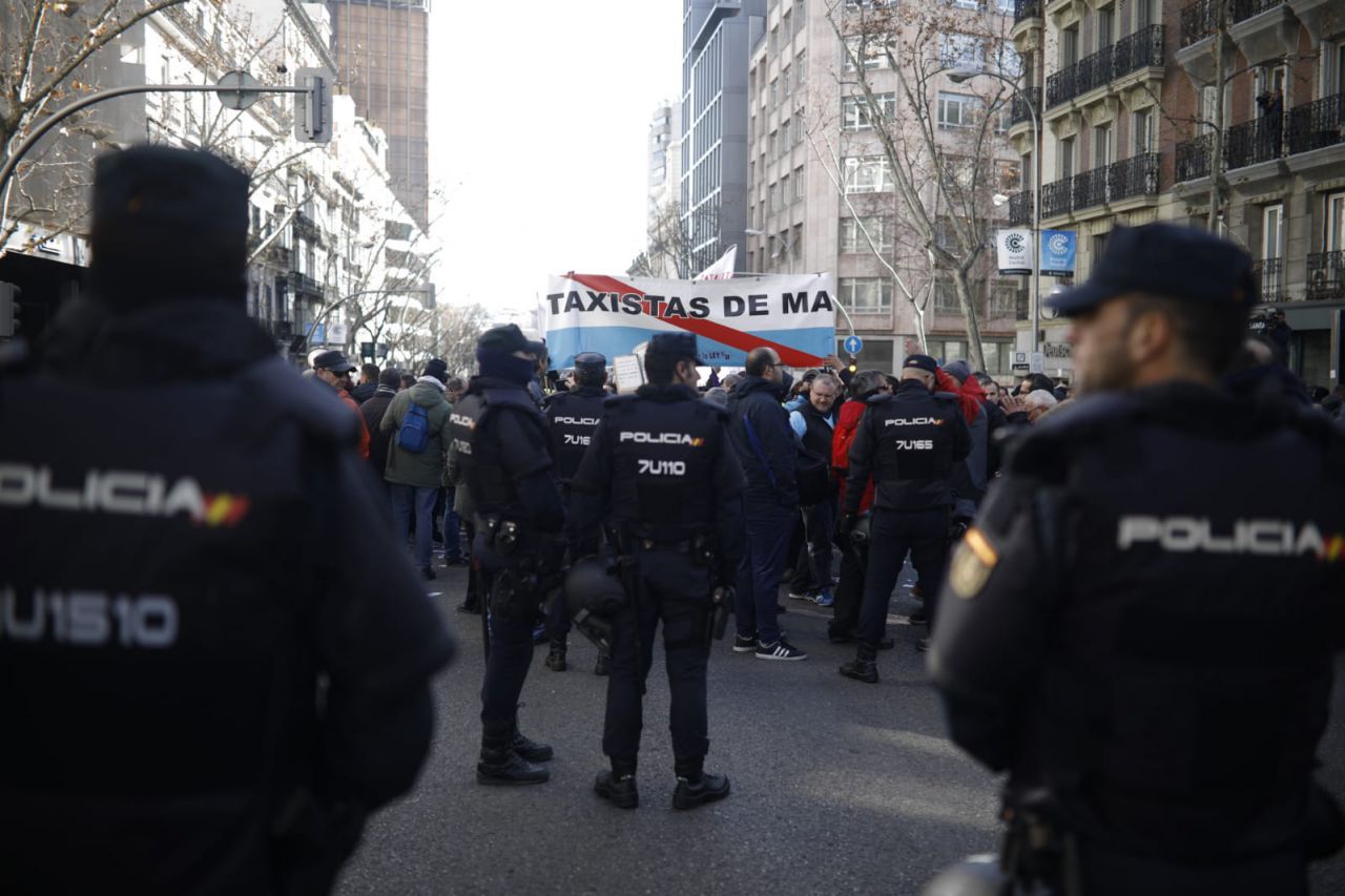 Un dispositivo policial controla la protesta de los taxistas en Génova, cortada al tráfico