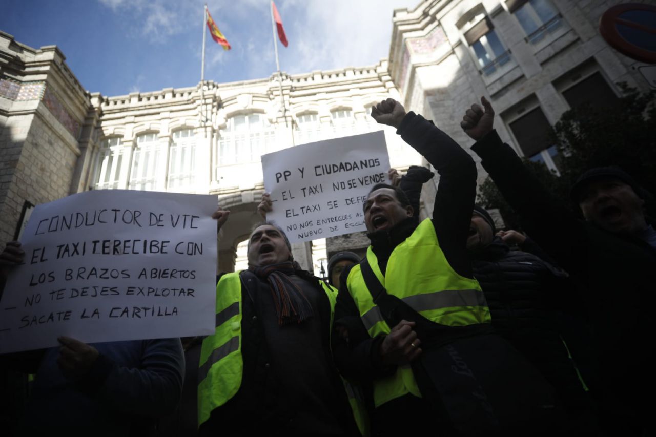 La protesta de los colectivos de taxistas se ha trasladado a la calle Maudes, donde se ubica la Consejería de Transportes de la Comunidad de Madrid