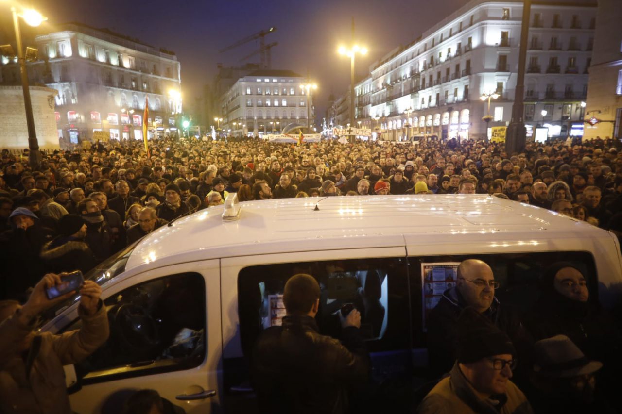 Los taxistas se concentran una tarde más en la Puerta del Sol.