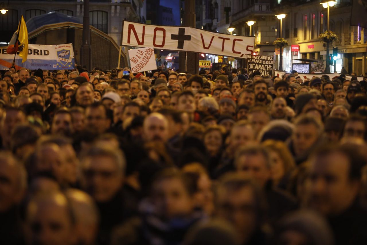 Los taxistas se concentran una tarde más en la Puerta del Sol.