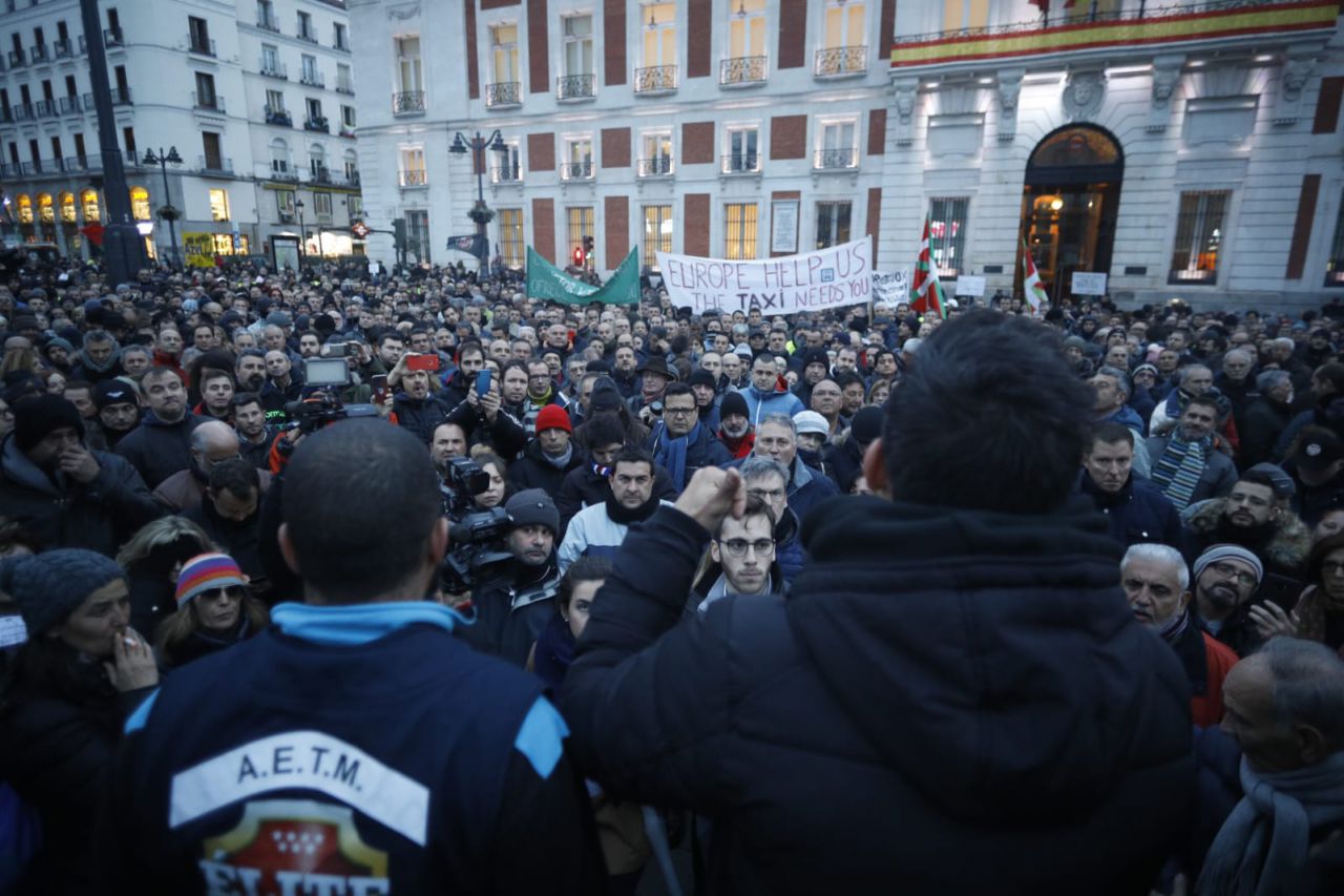 Los taxistas se concentran una tarde más en la Puerta del Sol.
