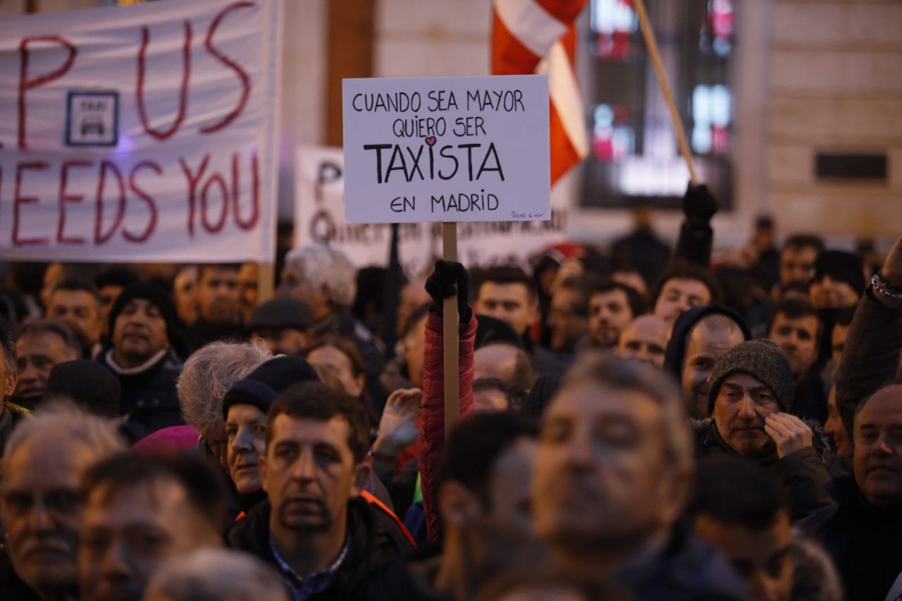 Los taxistas se concentran una tarde más en la Puerta del Sol.