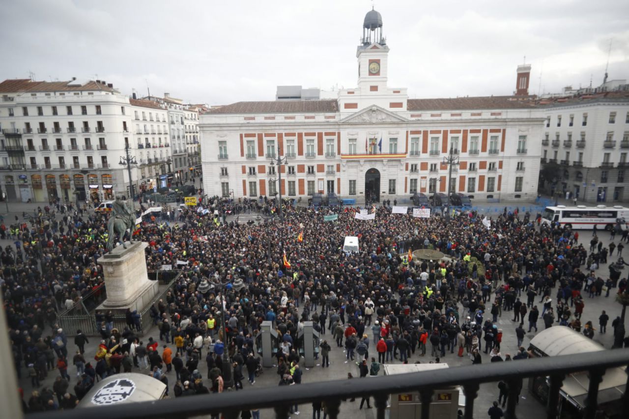 Los taxistas se concentran una tarde más en la Puerta del Sol.