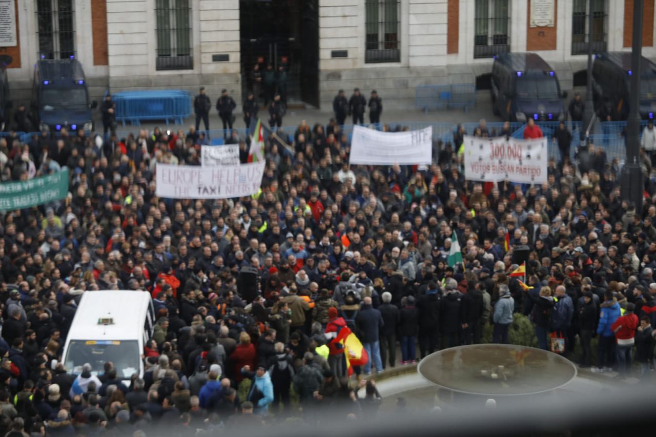 Los taxistas se concentran una tarde más en la Puerta del Sol.
