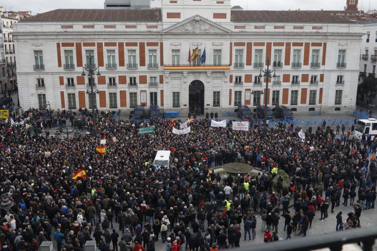 Los taxistas se concentran una tarde más en la Puerta del Sol.