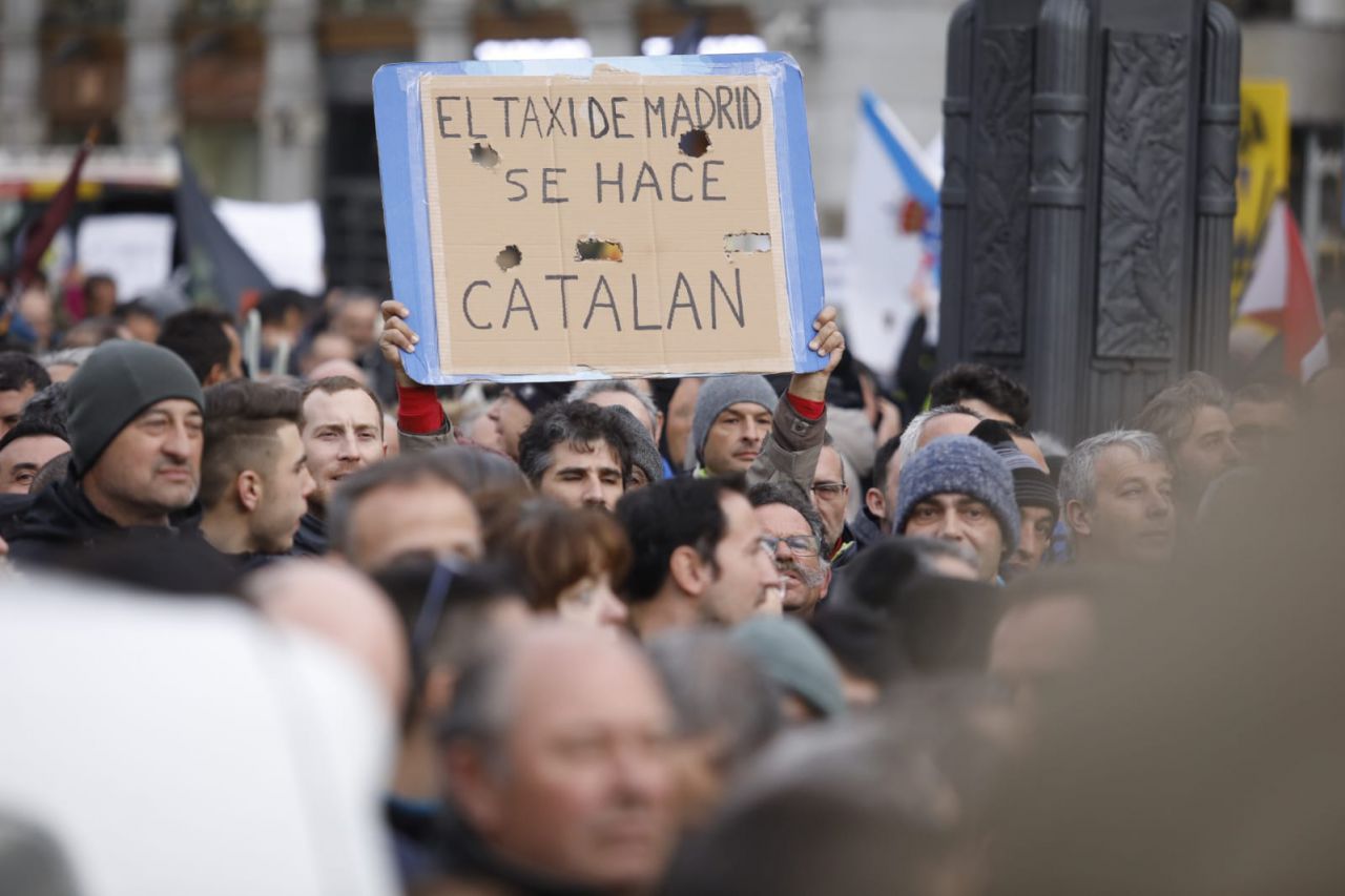 Los taxistas se concentran una tarde más en la Puerta del Sol.