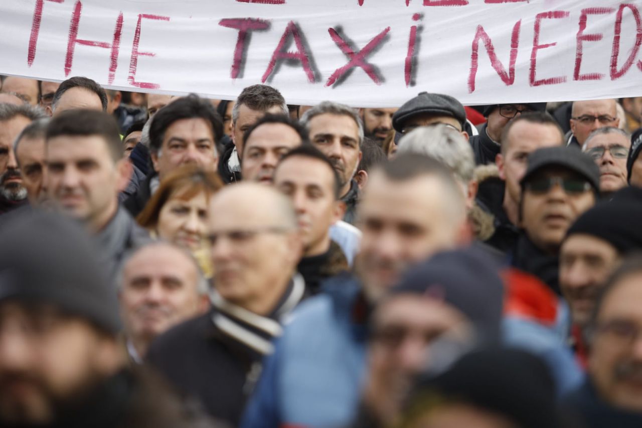 Los taxistas se concentran una tarde más en la Puerta del Sol.