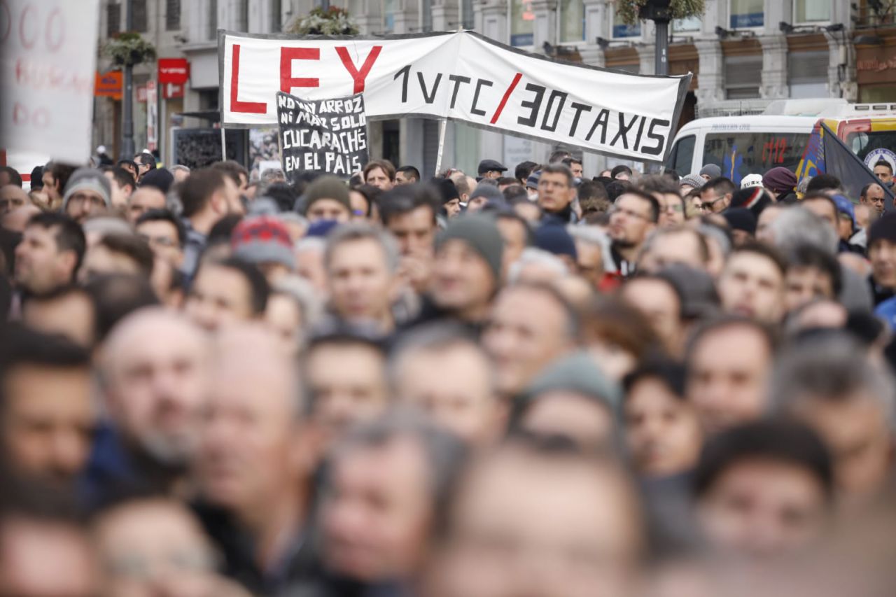 Los taxistas se concentran una tarde más en la Puerta del Sol.