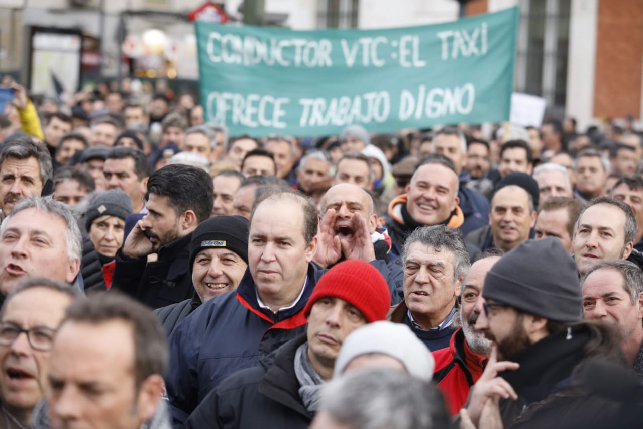 Los taxistas se concentran una tarde más en la Puerta del Sol.